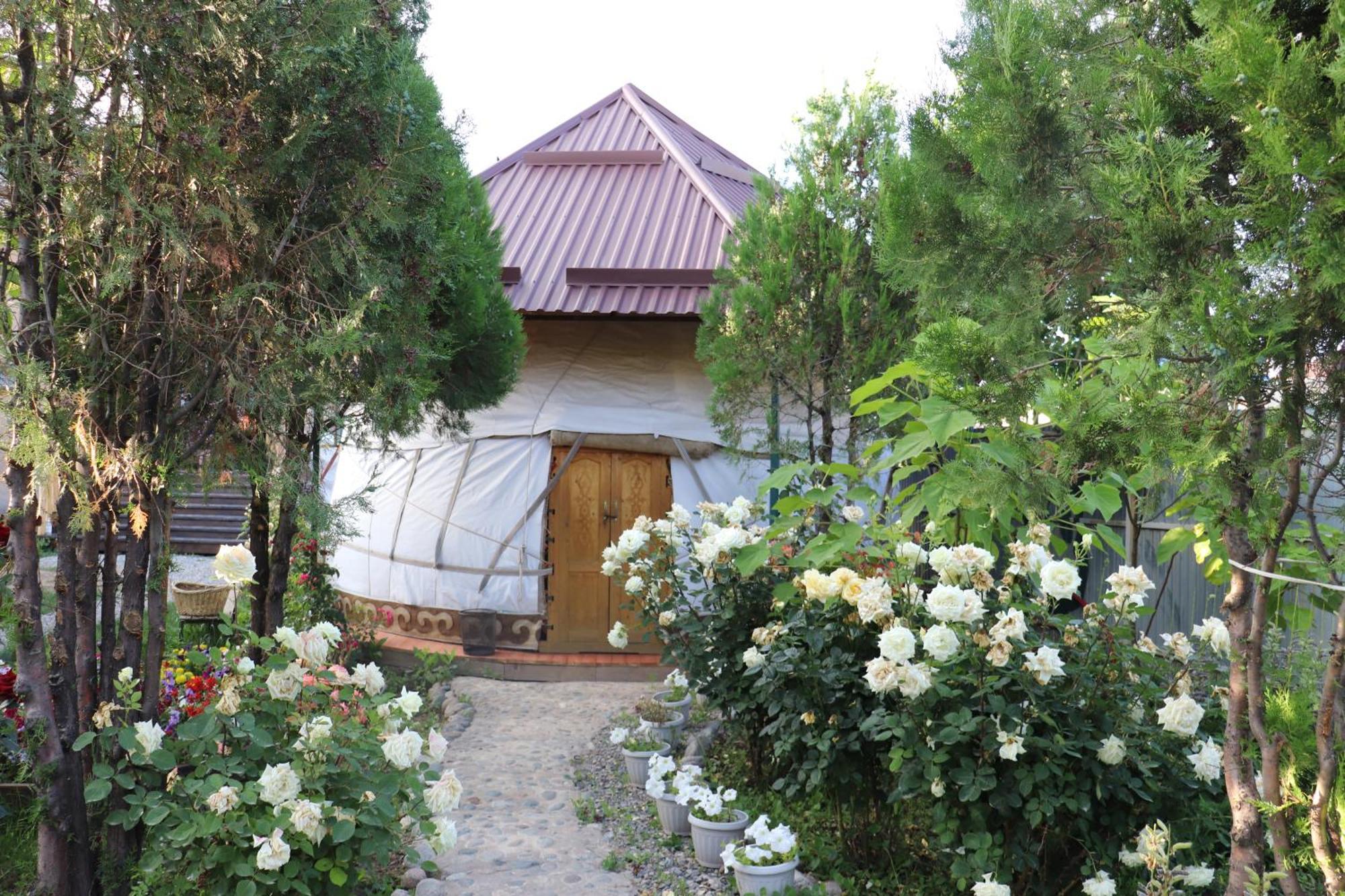 Happy Nomads Yurts & Hostel Karakol Exterior foto